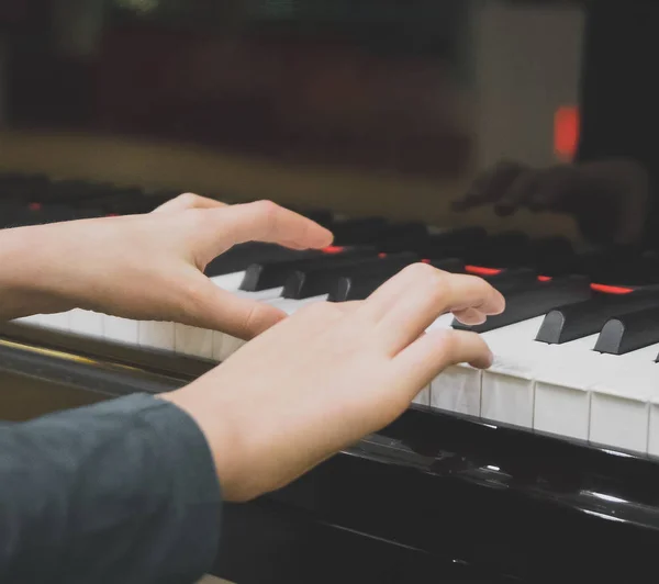 Little Girl Playing Grand Piano — Stock Photo, Image