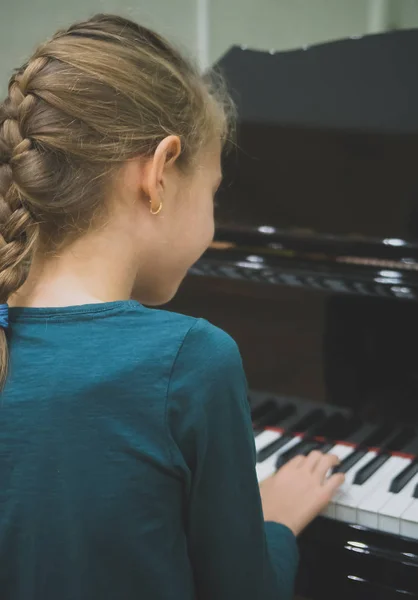 Bambina Sta Suonando Pianoforte Coda — Foto Stock