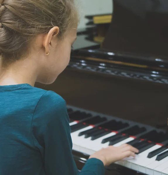 Маленька Дівчинка Грає Піаніно — стокове фото