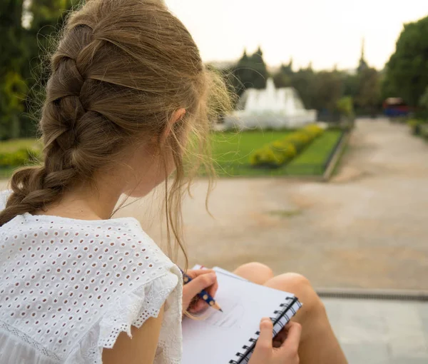 Young Artist Sketching Fountain National Garden Athens Greece — Stock Photo, Image