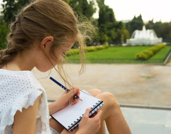 Young Artist Sketching Fountain National Garden Athens Greece — Stock Photo, Image