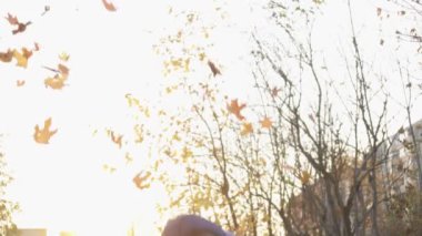 Küçük kız atma düşmüş sonbahar yaprakları.