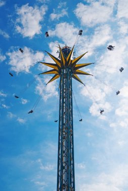 Uçan sallanan yüksek zincirleme atlıkarınca eğlence parkı içinde.