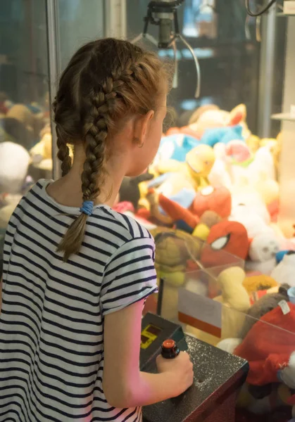 Kleines Mädchen Spielt Klauenkran Freizeitpark — Stockfoto