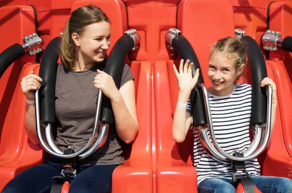 Mom Daughter Sitting Attraction Park — Stock Photo, Image