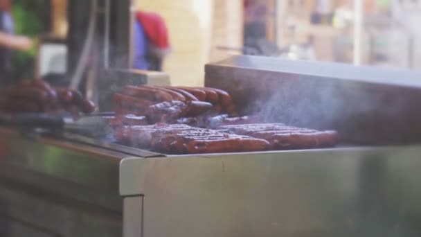 节日期间 许多香肠都是烤的 — 图库视频影像