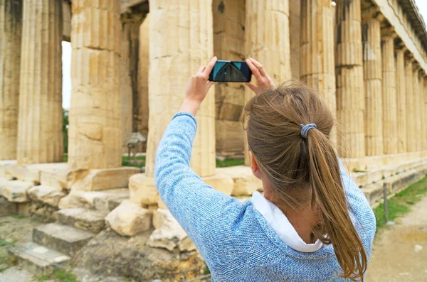 Frau Fotografiert Tempel Des Hephaistos Athen Griechenland — Stockfoto