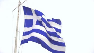 Gökyüzünde çırpınan büyük Yunanistan bayrağı.