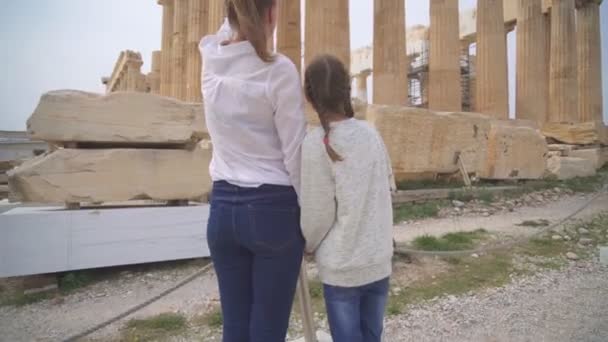 Familie Der Nähe Des Antiken Parthenons Der Athener Akropolis — Stockvideo