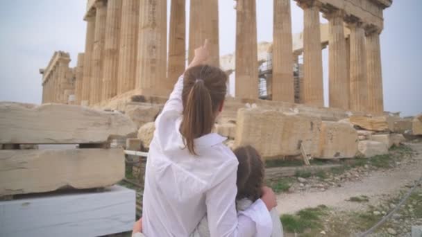 雅典雅典卫城古代帕台农神庙附近的家庭 — 图库视频影像