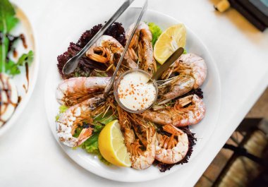 Izgara Kral Akdeniz soslu karides.