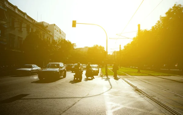 Aurinkoinen Päivä Kadulla Autoja Skoottereita Ihmisiä — kuvapankkivalokuva