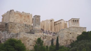 Turistler ile Atina Akropol girişine.