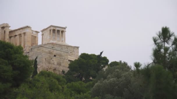 Ingången Till Atens Akropolis Med Turister — Stockvideo