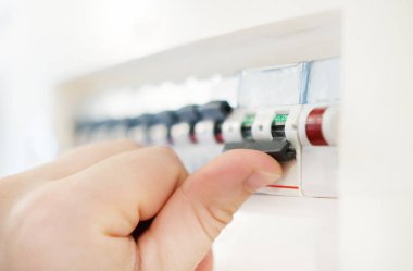 Erkek el sigorta tahtası kapalı arasında geçiş yapma.