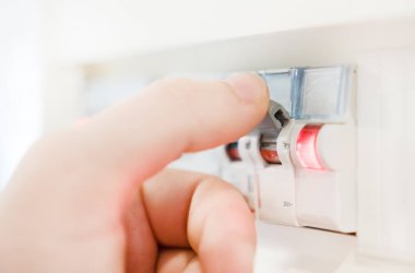 Erkek el sigorta tahtası kapalı arasında geçiş yapma.