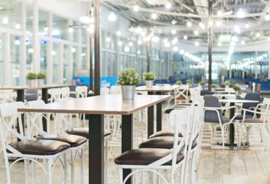 Masa ve sandalyeler ile modern Havaalanı lounge.