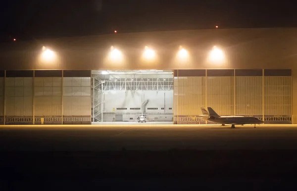 Aviones de pasajeros cerca del hangar en el aeropuerto nocturno . —  Fotos de Stock