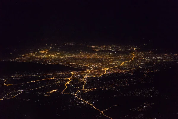 Luftaufnahme der Nacht Athen aus dem Flugzeug. — Stockfoto