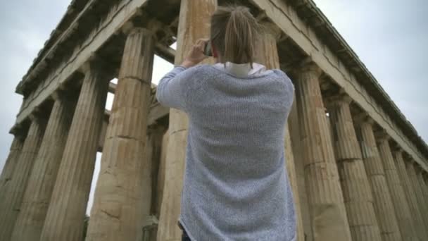 Vrouw Fotograferen Van Tempel Van Hephaestus Athene Griekenland — Stockvideo