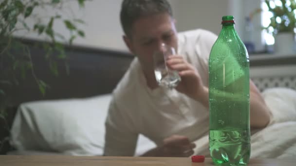 Uomo Che Beve Acqua Minerale Soffre Postumi Della Sbornia — Video Stock