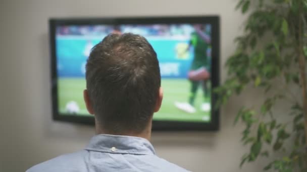 可悲的男人在家里的电视上看足球赛 — 图库视频影像