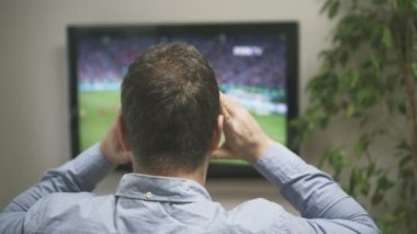 Gol! Adam evde televizyon izlerken futbol maç.