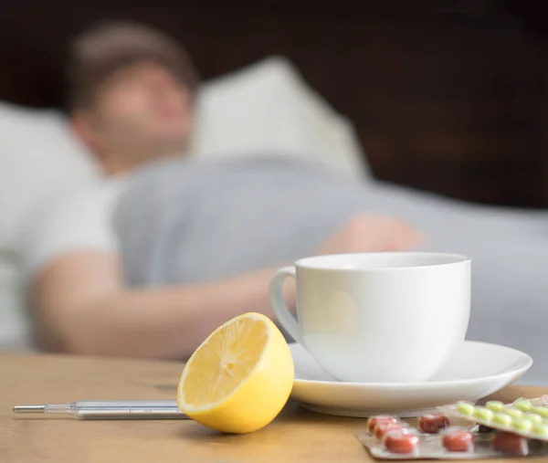 Έννοια Της Ασθένειας Άνθρωπος Άρρωστος Πυρετό Ξαπλωμένη Στο Κρεβάτι — Φωτογραφία Αρχείου