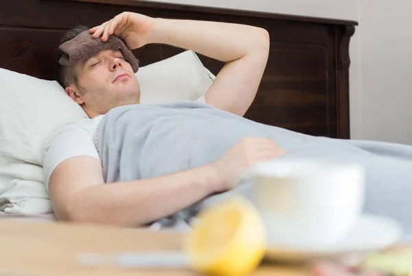 Zieke Man Met Koorts Bed Liggen — Stockfoto