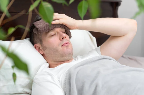 Άνθρωπος Άρρωστος Πυρετό Ξαπλωμένη Στο Κρεβάτι — Φωτογραφία Αρχείου