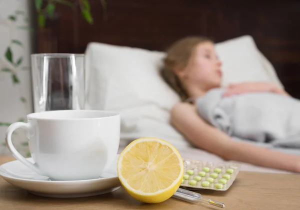 Έννοια Της Ασθένειας Άρρωστο Κοριτσάκι Ξαπλωμένη Στο Κρεβάτι — Φωτογραφία Αρχείου