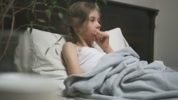 Άρρωστο Κοριτσάκι Βήχας Ξαπλωμένη Στο Κρεβάτι — Αρχείο Βίντεο
