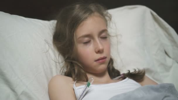 Жінка Вимірює Температуру Своєї Хворої Маленької Дочки — стокове відео