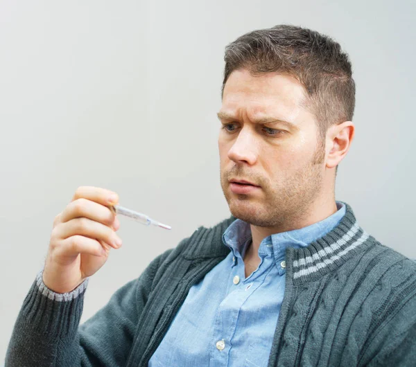 Triste Bell Uomo Che Guarda Termometro — Foto Stock