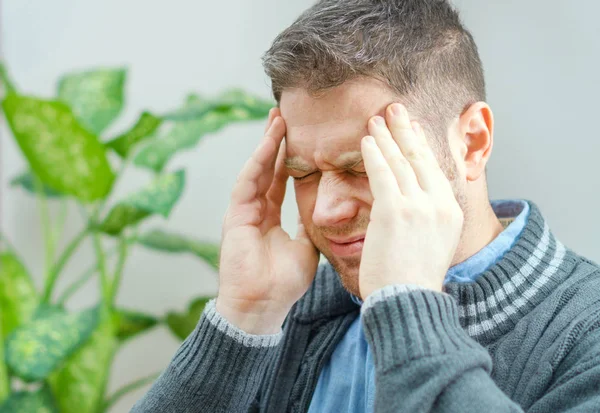 Hombre Guapo Sin Afeitar Que Tiene Dolor Cabeza Casa —  Fotos de Stock