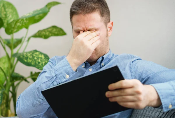 Hombre Guapo Sin Afeitar Frota Los Ojos Cansados — Foto de Stock