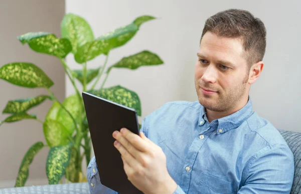 Hombre Guapo Sin Afeitar Haciendo Compras Línea — Foto de Stock