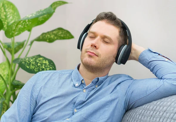 ワイヤレスヘッドホンで音楽を聴くを使用している人 — ストック写真