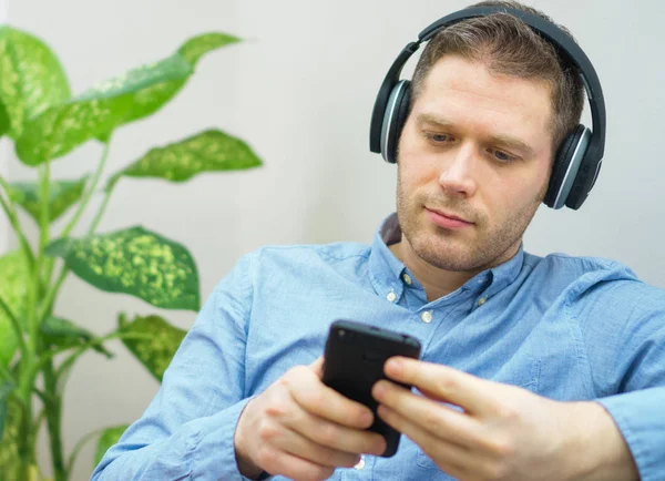 Člověk Používající Mobilní Telefon Bezdrátovými Sluchátky — Stock fotografie