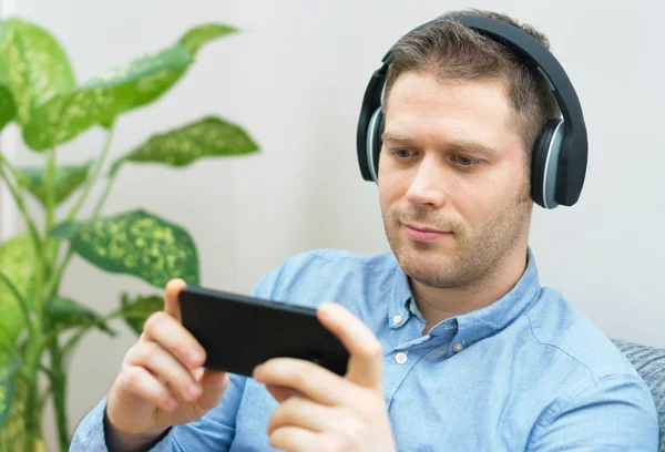Mann Benutzt Handy Mit Drahtlosem Kopfhörer — Stockfoto