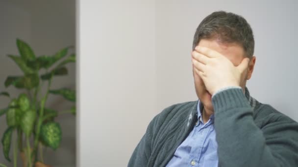 Hombre Guapo Sin Afeitar Que Tiene Dolor Cabeza Casa — Vídeo de stock
