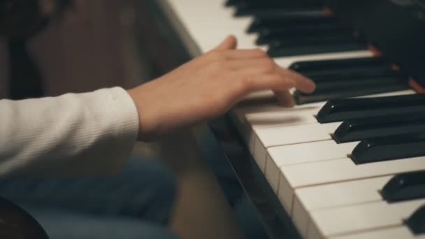 Niño Aprendiendo Tocar Piano — Vídeos de Stock