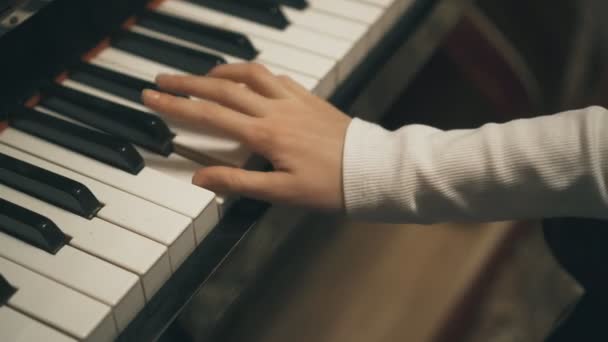 Kind Lernt Klavierspielen — Stockvideo