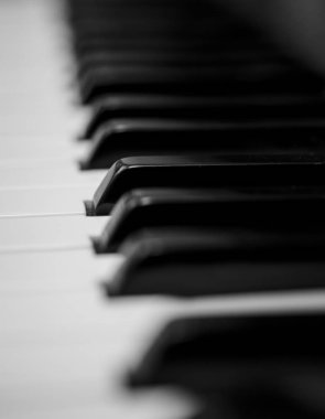 Kraliyet kuyruklu piyano tuşları görünümünü yakın çekim.