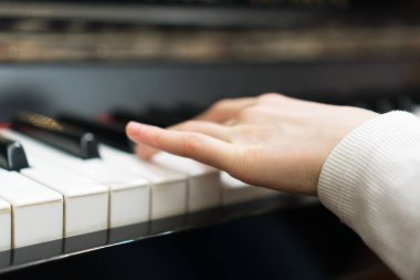 Çocuk piyano çalmayı öğrenme.