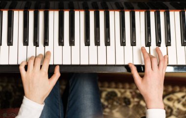 Küçük kız piyano çalmayı öğrenme.