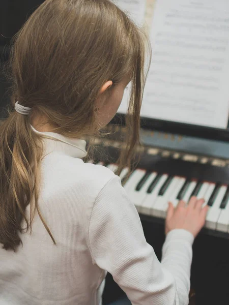 Menina Aprendendo Tocar Piano — Fotografia de Stock