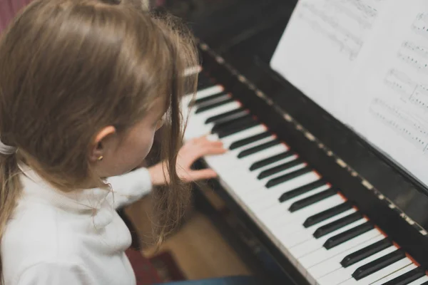 Menina Aprendendo Tocar Piano — Fotografia de Stock