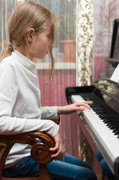 Menina Aprendendo Tocar Piano — Fotografia de Stock