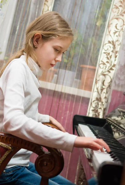 Liten Flicka Lära Sig Spela Piano — Stockfoto